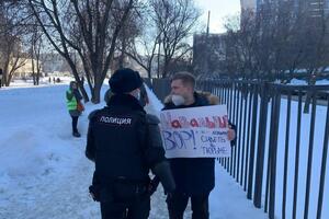 Затримали, зокрема, людину із плакатом "Навальний – злодій"