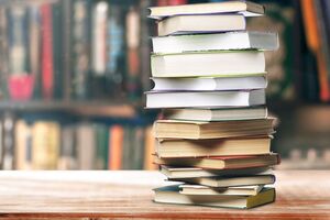 Із 2017 року Держкомтелерадіо заборонив ввезення в Україну низки книжок російських видавництв