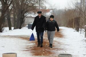 Кофейную гущу во Львове решили использовать для борьбы с гололедом впервые
