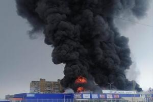 Персонал и посетители торгового центра, где произошел пожар, были эвакуированы