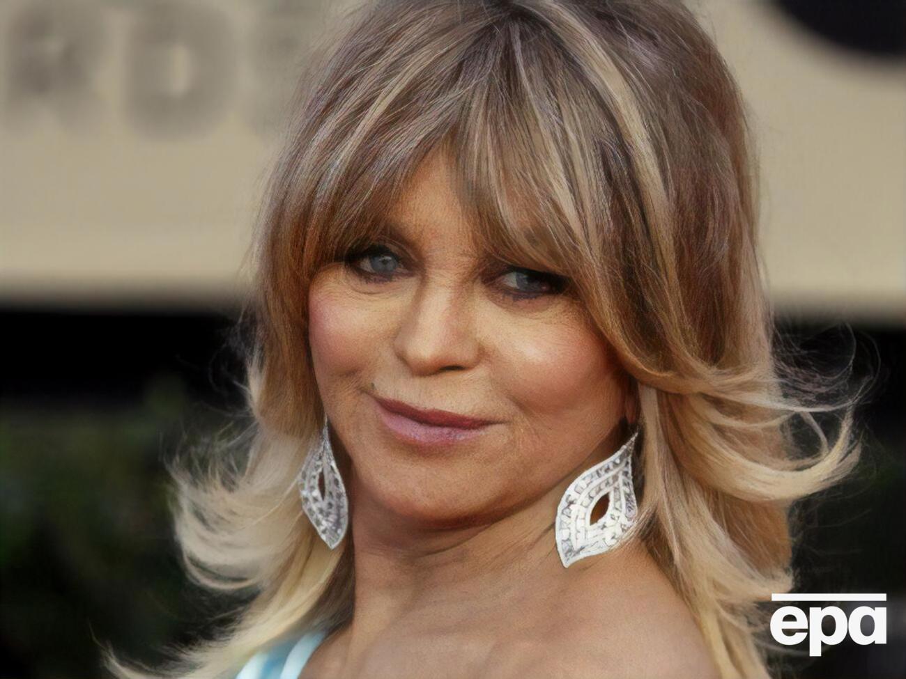 Хоун родилась в 1945 году