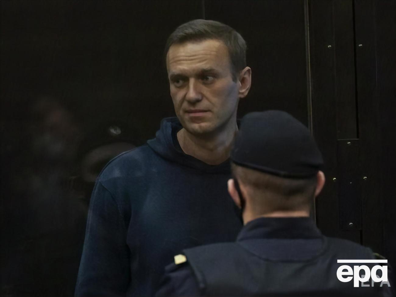 Під час оголошення рішення суду Навальний дивився на дружину