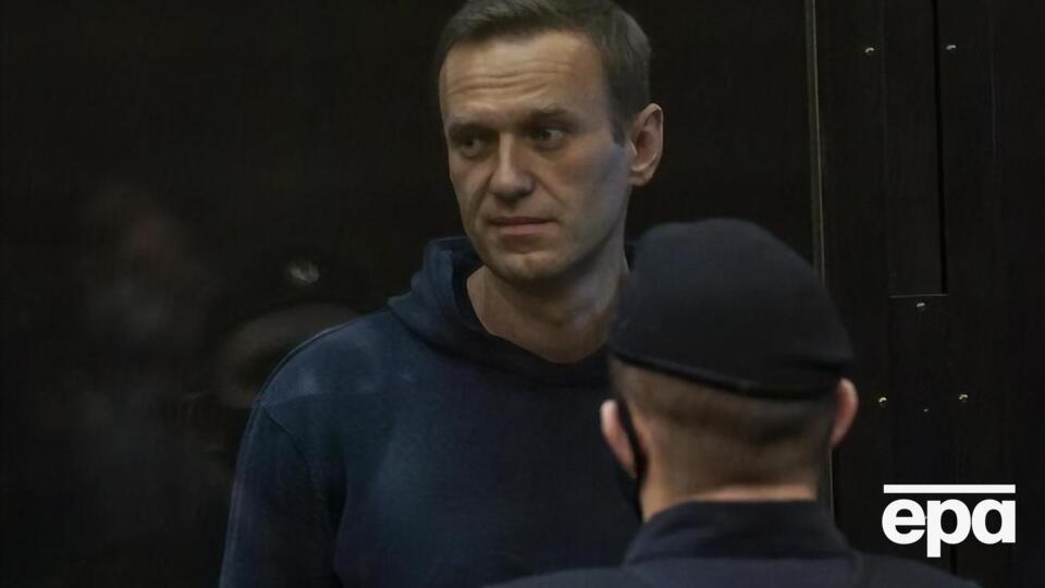 Під час оголошення рішення суду Навальний дивився на дружину