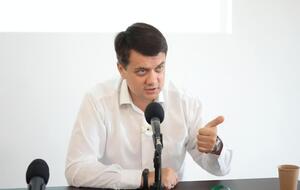Разумков воздержался от голосования