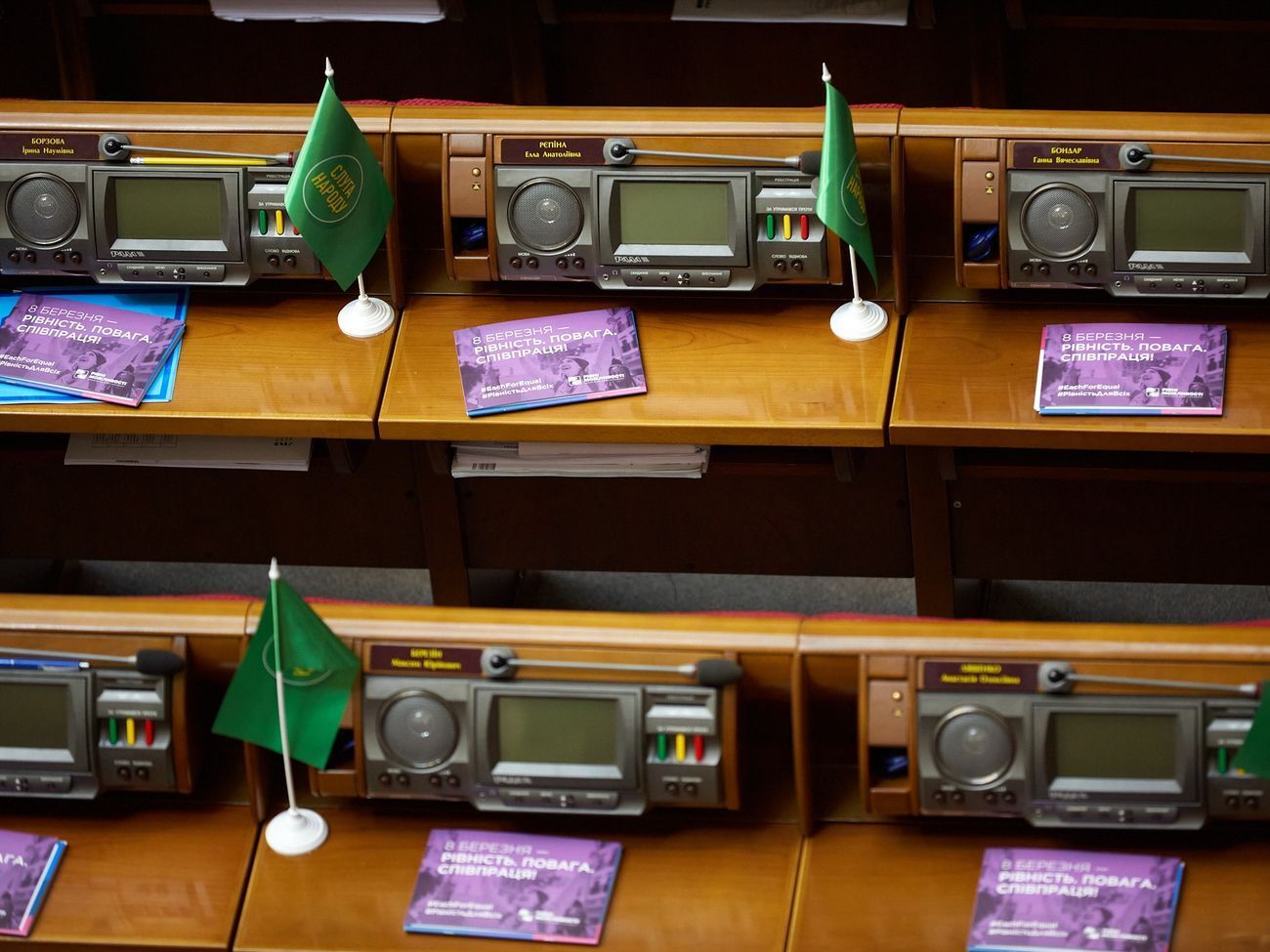 По контракту, лоббисты должны предоставлять помощь партии "Слуга народа" в диалоге с американским чиновниками и международными организациями