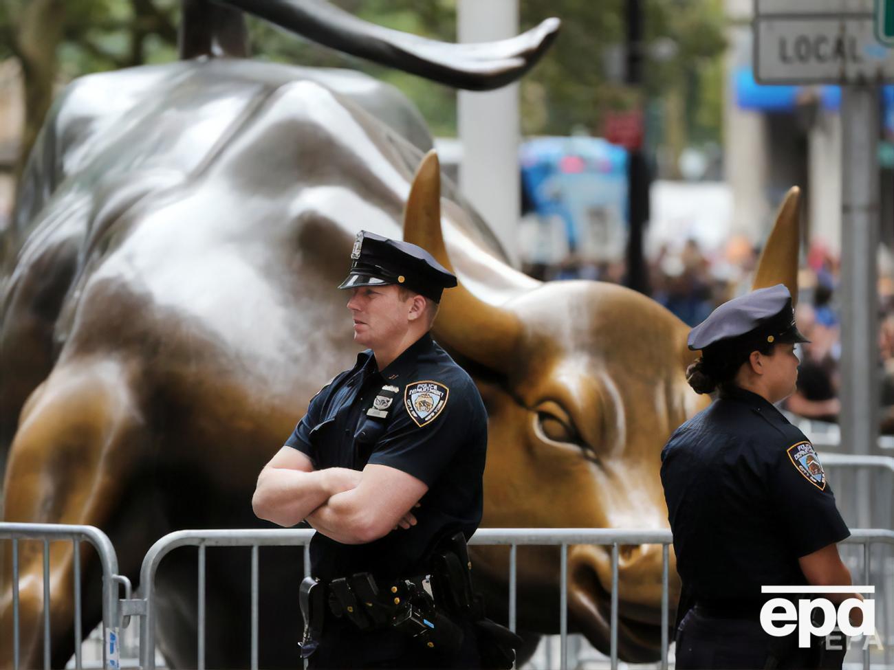 Бронзовий бик обійшовся автору у&nbsp;$350 тис., ще $500 скульптор заплатив владі Нью-Йорка за можливість повернути на Мангеттен демонтовану статую