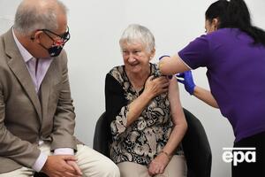 Первой прививку сделали 84-летней жительнице дома престарелых Джейн Малисиак