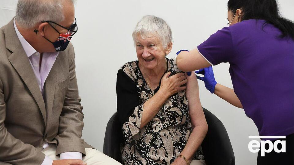 Першій щеплення зробили 84-річній мешканці будинку для літніх людей Джейн Малісіак