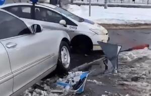 Машина сбила светофор