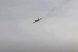 Літак летів з охопленим вогнем двигуном