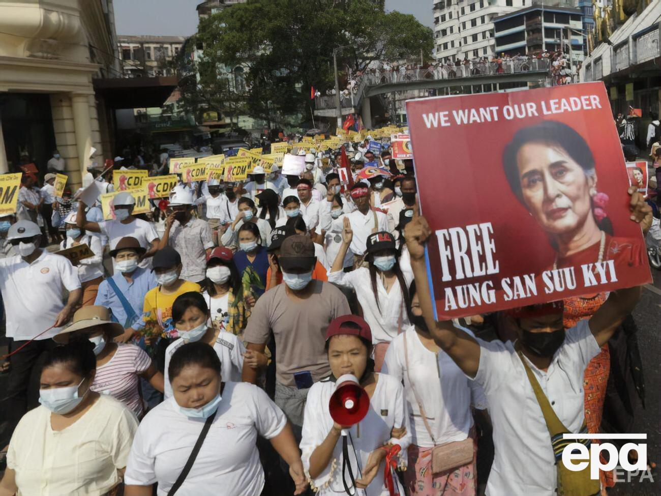 На акции протеста в Мьянме 20 февраля два человека были убиты и 20 получили ранения