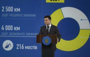 Зеленский: Впервые в истории Украины оппозиция критикует власть за то, что в Украине строятся дороги