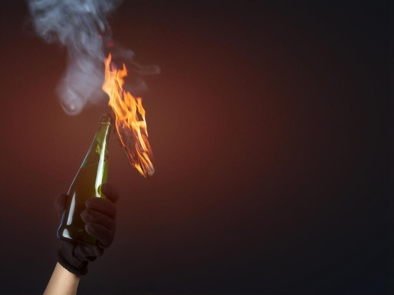 За даними слідства, чоловіки хотіли підпалити "коктейлем Молотова" автобус або автозак