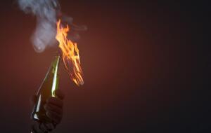 По данным следствия, мужчины хотели поджечь "коктейлем Молотова" автобус или автозак