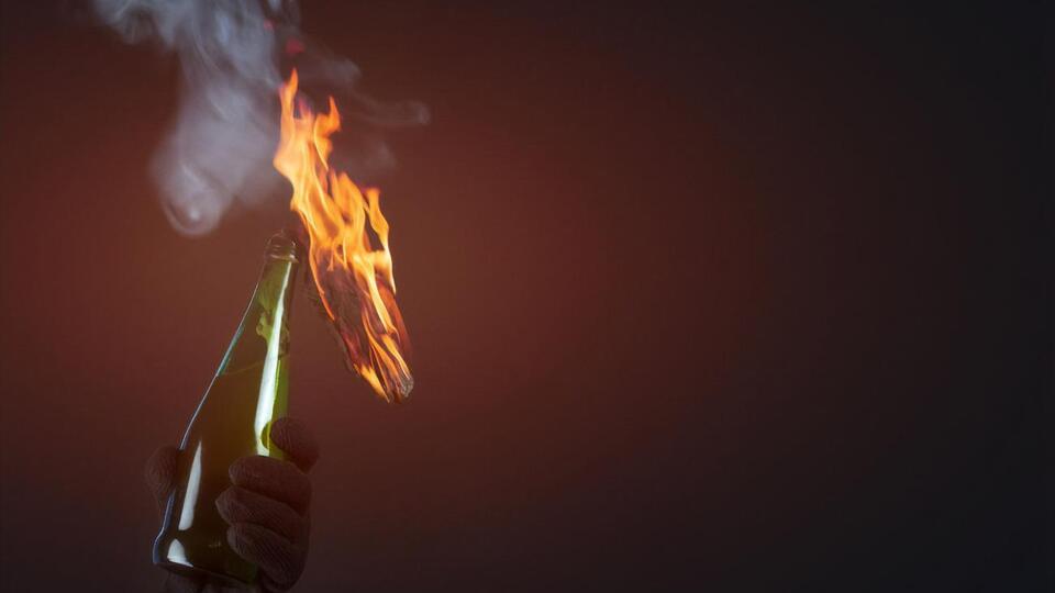 За даними слідства, чоловіки хотіли підпалити "коктейлем Молотова" автобус або автозак