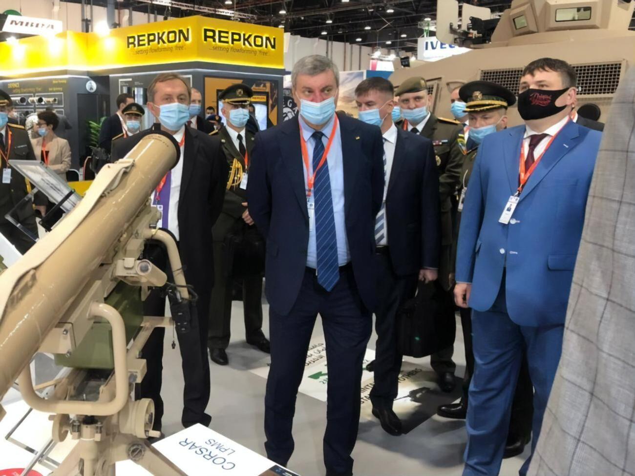 На виставці в Абу-Дабі Уруський (на фото в центрі) очолює українську делегацію