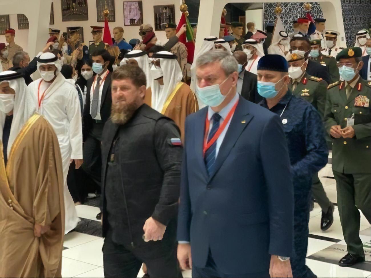 Фото Кадирова (ліворуч) та Уруського (праворуч) зроблено на виставці зброї в Абу-Дабі