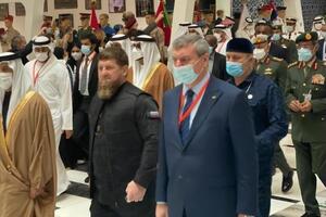Фото Кадирова (ліворуч) та Уруського (праворуч) зроблено на виставці зброї в Абу-Дабі
