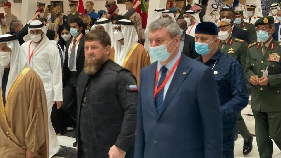 Фото Кадирова (ліворуч) та Уруського (праворуч) зроблено на виставці зброї в Абу-Дабі