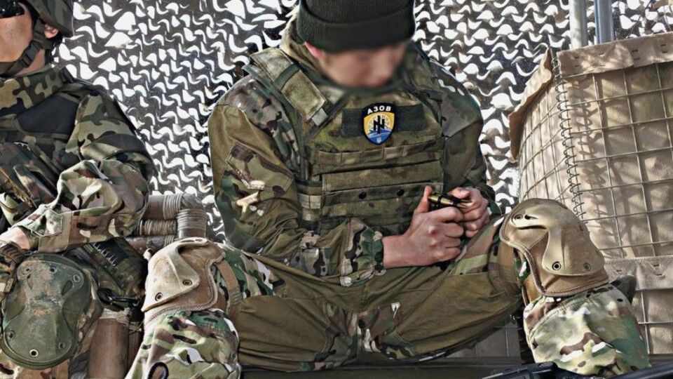 Японский косплейщик с шевроном батальона "Азов"