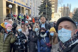 Біля суду збираються прибічники активістів