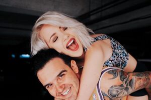 Мика Ньютон и Сааведра поженились в 2018 году