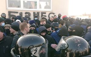 На місце акції приїхало кілька підрозділів поліції, між пікетувальниками й правоохоронцями сталися сутички