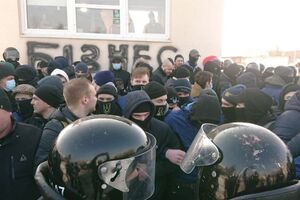 На место акции приехало несколько подразделений полиции, между пикетчиками и правоохранителями произошли столкновения