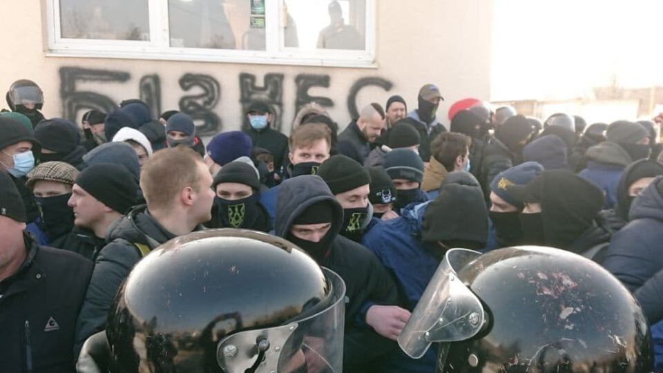 На місце акції приїхало кілька підрозділів поліції, між пікетувальниками й правоохоронцями сталися сутички