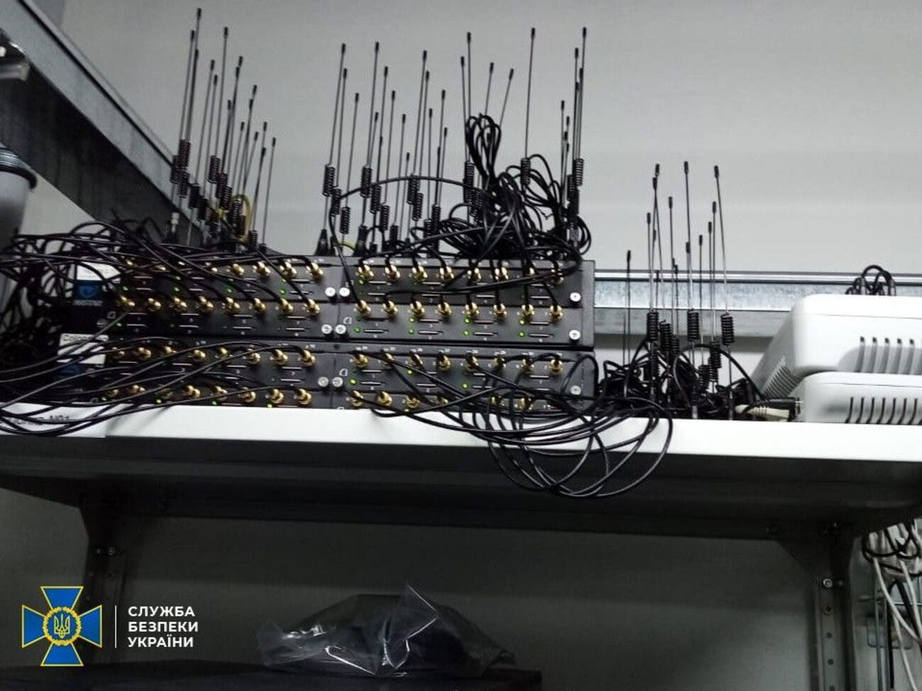 Правоохранители изъяли компьютерное оборудование, банковские карты, программное обеспечение для получения несанкционированного доступа