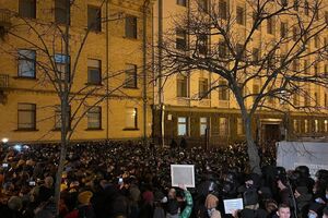 Вечером возле Офиса президента состоялся массовый митинг