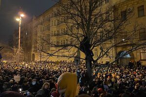 Під Офісом президента України зібралося приблизно 2 тис. людей