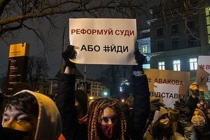 Під Офісом президента зібралося приблизно 1 тис. осіб