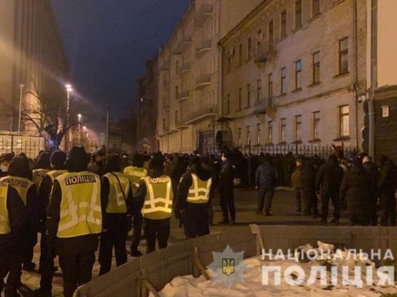 Полиция насчитала под Офисом президента более 2&nbsp;тыс.&nbsp;собравшихся