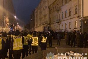 Полиция насчитала под Офисом президента более 2 тыс. собравшихся