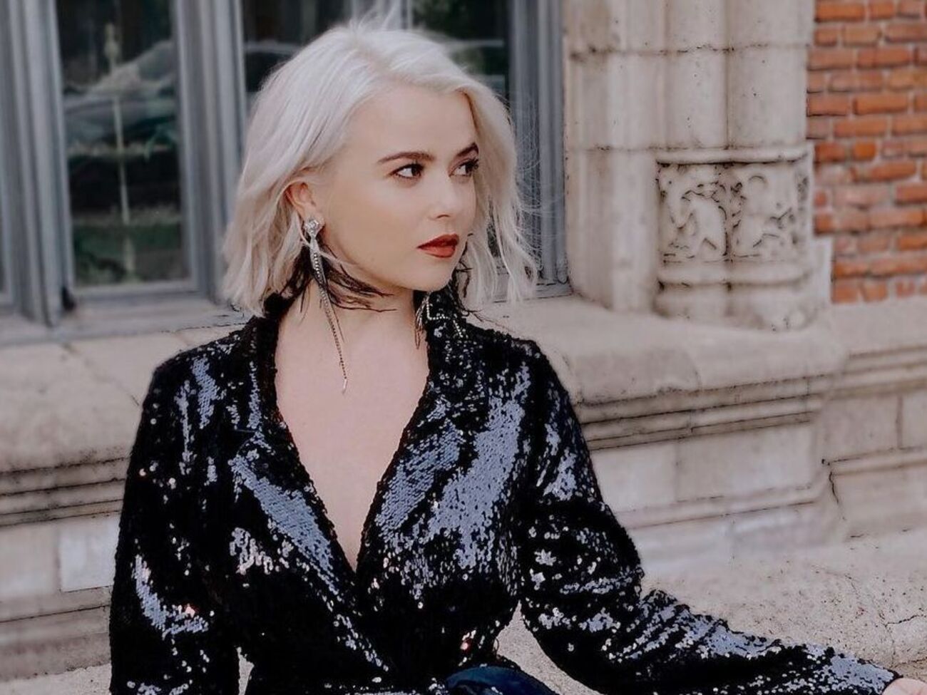 Мика Ньютон: Дешевле прилететь в Киев