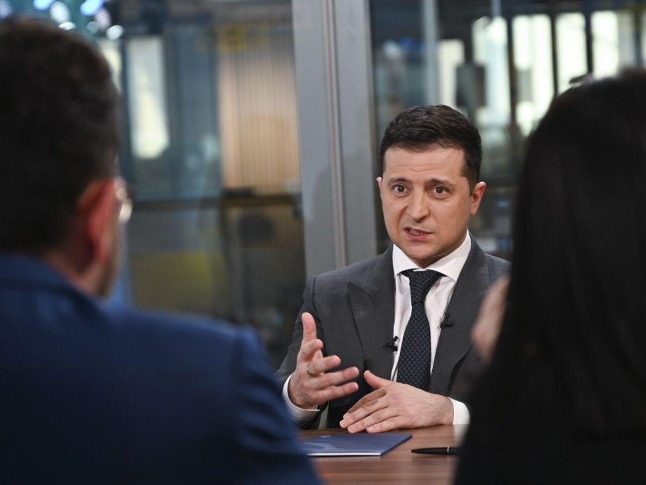 Зеленскому скорее или совсем не доверяют 54% украинцев