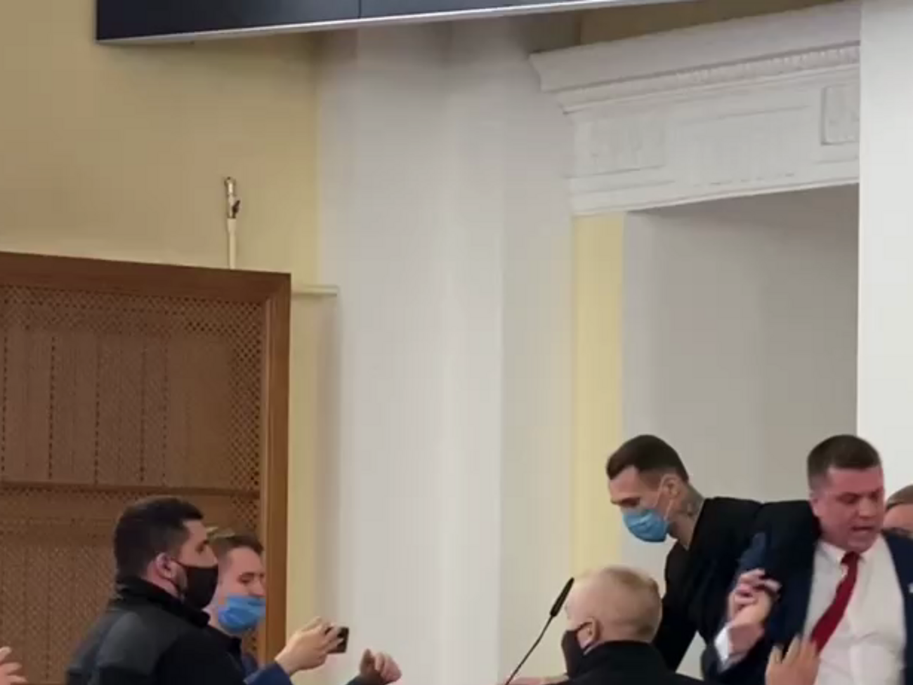 Лесика виштовхали з-за трибуни після того, як він назвав Майдан "державним переворотом"