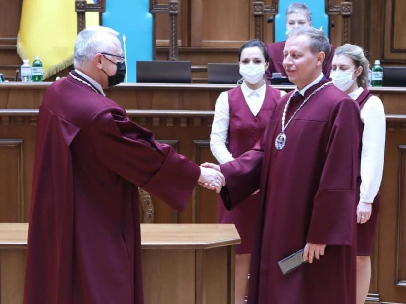 Кичун (справа) принял присягу судьи КСУ