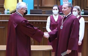 Кичун (справа) принял присягу судьи КСУ