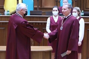 Кичун (праворуч) склав присягу судді КСУ