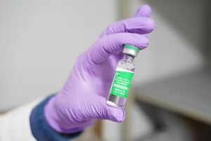 Вакцинацию от коронавируса начали в пяти областях Украины