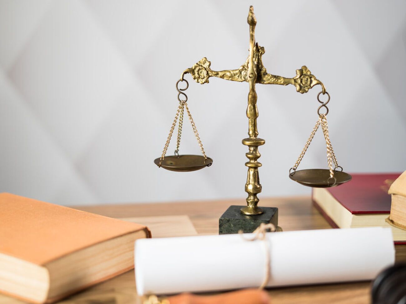 Постановление суда подлежит немедленному исполнению