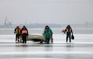 Сотрудники ГСЧС добрались до рыбаков на двух резиновых лодках и доставили их к берегу