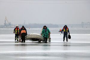 Сотрудники ГСЧС добрались до рыбаков на двух резиновых лодках и доставили их к берегу