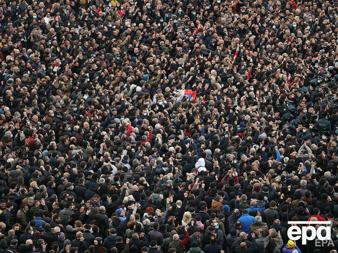 Разом з опозиційними мітингами в Єревані відбулися і провладні