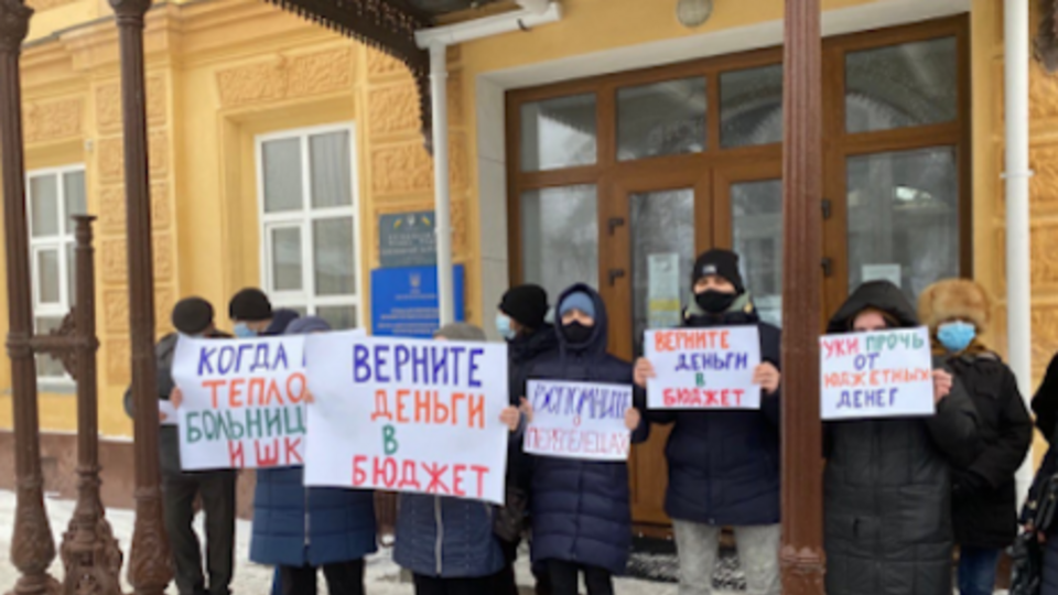Обурення жителів міста викликала інформація про зарплату чиновників Путивля, пише місцевий сайт