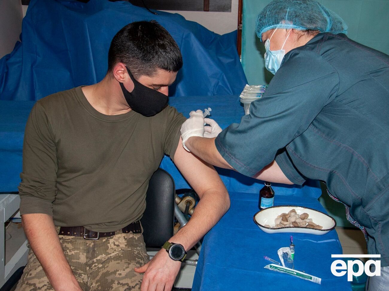 Прививки начали делать личному составу&nbsp;66-го военного госпиталя и&nbsp;отдельной автосанитарной роты