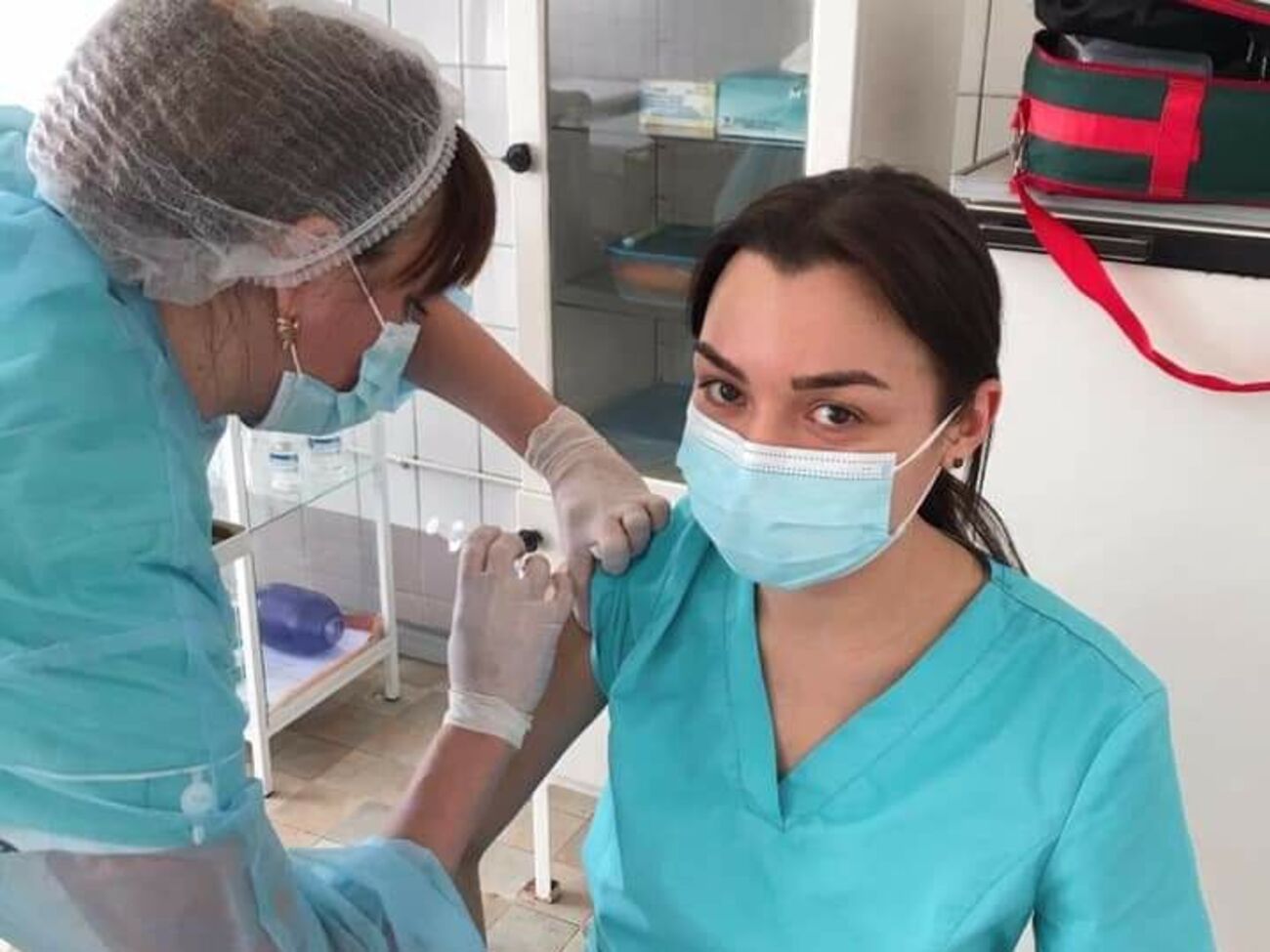 За первые два дня в Украине вакцину от коронавируса получили более 1300 человек