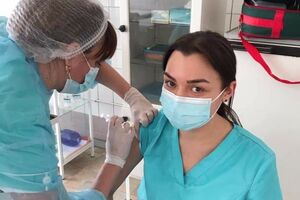 За первые два дня в Украине вакцину от коронавируса получили более 1300 человек